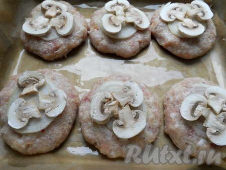 Шампиньоны порезать тонкими пластинами и разместить сверху лука по 3 пластинки грибов.
