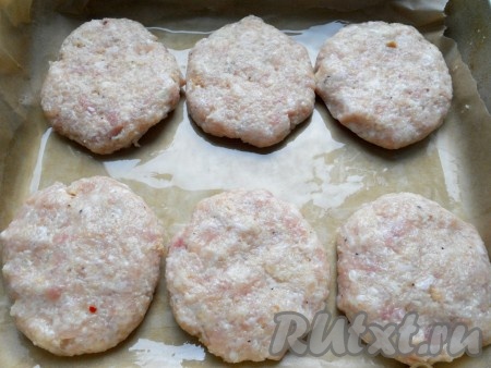 Сформировать 6-7 котлет, выложить на противень, застеленный пергаментом и смазанный растительным маслом.