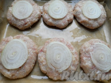 Вторую луковицу порезать кольцами и выложить по колечку на котлеты.
