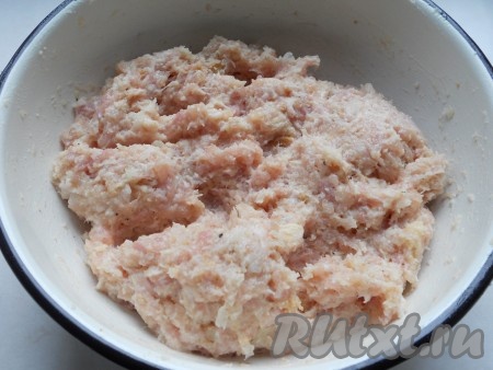 Фарш хорошенько перемешать.