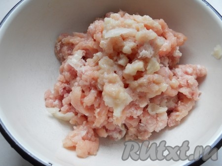 К фаршу добавить одну перекрученную на мясорубке луковицу.
