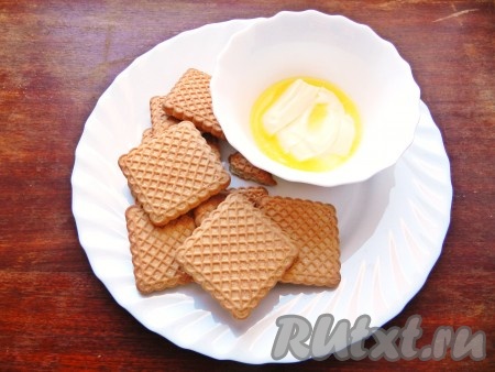 Для основы чизкейка понадобится печенье и сливочное масло. Сливочное масло необходимо растопить.