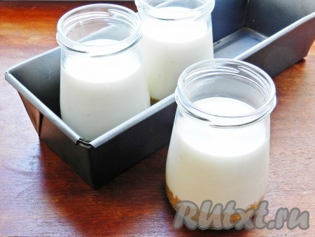 Творожную массу так же разлить по банкам поверх печенья. Несколько раз постучать банками об стол, чтобы вышел лишний воздух.