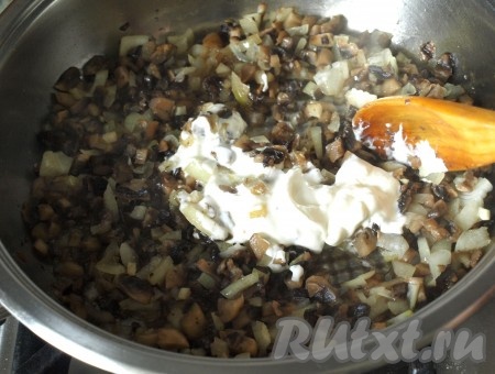 Затем добавить сметану, перемешать и потушить ещё 5 минут, снять грибной жульен с огня и дать немного остыть.