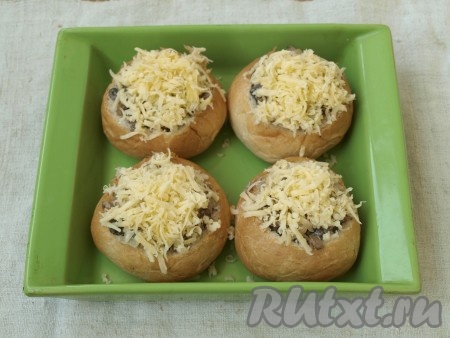 Натереть твёрдый сыр и посыпать булочки сверху.