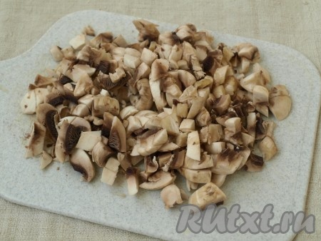 Шампиньоны промыть и нарезать на небольшие кубики.