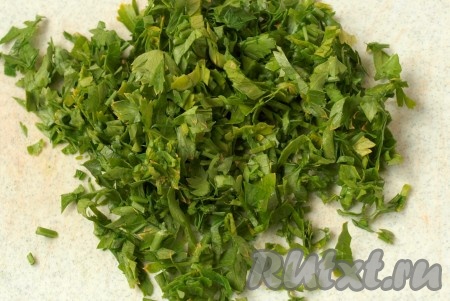 Смешать сметану с измельченным чесноком. Нарезать мелко зелень.
