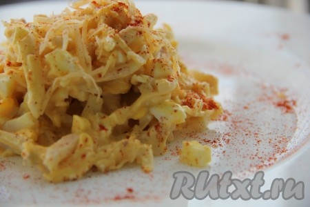 Салат с кальмарами и плавленным сыром