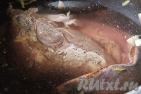 Сначала следует приготовить рассол, для этого в кастрюлю нужно влить литр воды, добавить соль, очищенные зубчики чеснока,&nbsp; 2 лавровых листа и горошины чёрного перца. В кастрюлю поместить вымытые языки (это нужно для того, чтобы убедиться, что этого количества рассола в дальнейшем хватит, чтобы полностью покрыть языки, если этого количества рассола окажется недостаточно для полного покрытия языков, увеличьте количество ингредиентов для приготовления рассола в 1,5-2 раза). Достать свиные языки из рассола и отложить в сторону. Кастрюлю с рассолом (без языков) поставить на огонь, дать рассолу закипеть и проварить пару минут, чтобы все кристаллики соли растворились, снять с огня и полностью остудить. Свиные языки поместить в остывший рассол и оставить в прохладном месте на 8-10 часов (я оставляю в холодильнике на ночь).