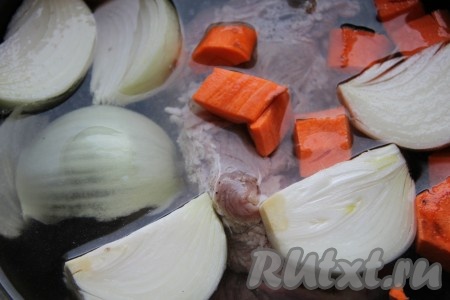 По истечении времени свиные языки достать из рассола и хорошо промыть под проточной водой. С репчатого лука снять шелуху, морковь очистить. Языки выложить в кастрюлю, полностью залить чистой водой, добавить достаточно крупно нарезанные лук и морковь, а также перец горошком и лавровый лист, поставить на средний огонь, после закипания сразу уменьшить огонь (для того чтобы язык получился мягким, вкусным, его нужно варить именно на медленном огне, вода не должна сильно бурлить) и варить 2-3 часа (в зависимости от размера языка).