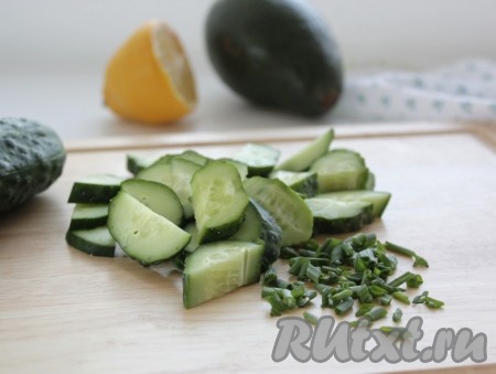 Небольшие огурчики нарезать полукружочками, измельчить зелёный лук.
