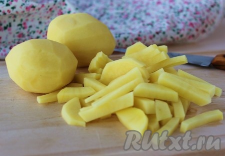 После того как белые грибы проварятся с момента закипания 15 минут, добавить к ним очищенный и нарезанный на брусочки картофель, снова дать закипеть, посолить и уменьшить огонь. Варить суп до готовности картошки (минут 15)