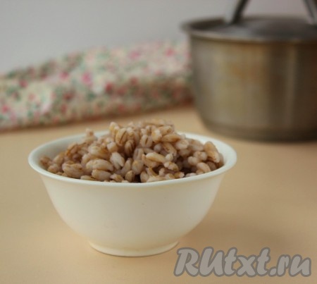 Прежде всего нужно отварить перловку, варим её отдельно, чтобы грибной бульон был прозрачным. Перловку заранее нужно залить холодной водой и оставить на 3-4 часа (можно оставить и на ночь), затем воду слить, крупу промыть. После этого переложить перловку в кастрюлю, залить 2,5 стаканами холодной воды и поставить на огонь, довести до кипения и варить 45-60 минут (крупа должна стать мягкой, полностью готовой, но при этом хорошо держать форму). Если в кастрюле после варки перловки останется вода, её нужно слить.