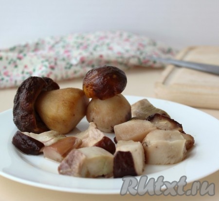 Белые грибы перед замораживанием я не отвариваю, просто тщательно промываю их водой и замораживаю. Если грибочки были заморожены целиком, перед приготовлением супа их нужно немного разморозить, нарезать на кусочки. В кастрюлю влить 2-2,5 литра чистой холодной воды, выложить белые грибы, поставить на огонь, с момента закипания варить на небольшом огне в течение 15 минут.