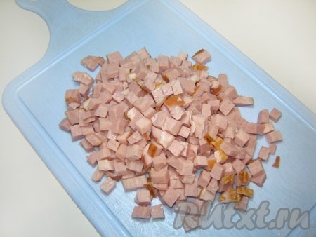 Нарезаем ветчину кубиками.