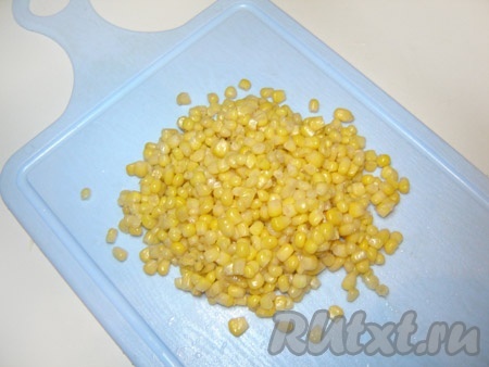 Открываем банку консервированной кукурузы.