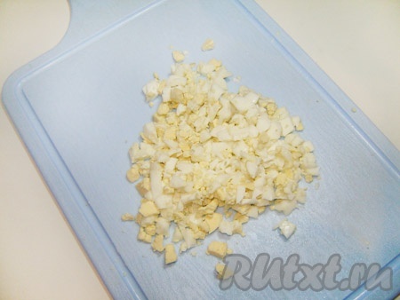 Сварить яйца вкрутую. Дать остыть и нарезать.