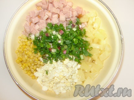 Смешиваем все ингредиенты салата (ананасы, ветчина, кукуруза, яйца, лук) с майонезом, подсаливаем по вкусу.