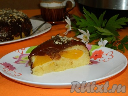 Остудить и подавать к столу необыкновенно вкусную фруктовую шарлотку в шоколадной глазури.