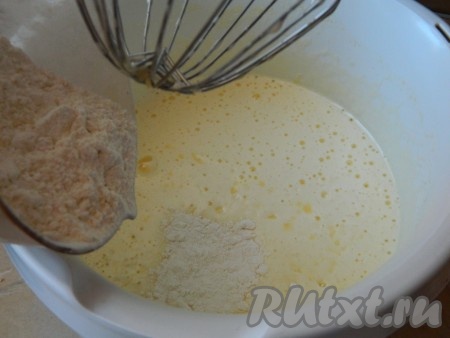 ... соду и муку - аккуратно перемешать.
