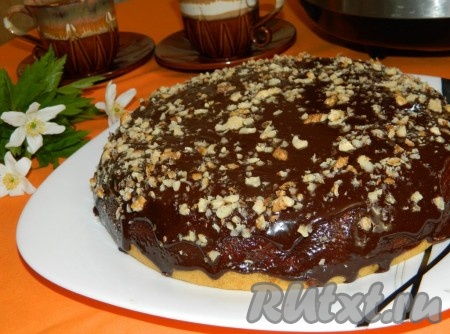 Остудить и подавать к столу необыкновенно вкусную фруктовую шарлотку в шоколадной глазури.