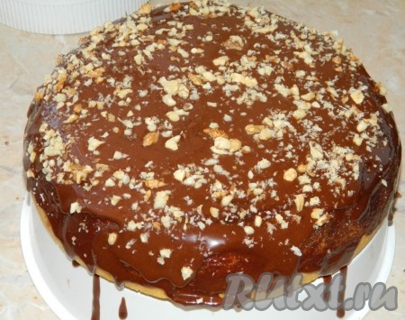 Для приготовления глазури растопить шоколад, добавить сливки, перемешать до однородного состояния.&nbsp; Горячую шарлотку залить глазурью. Посыпать орехами.
