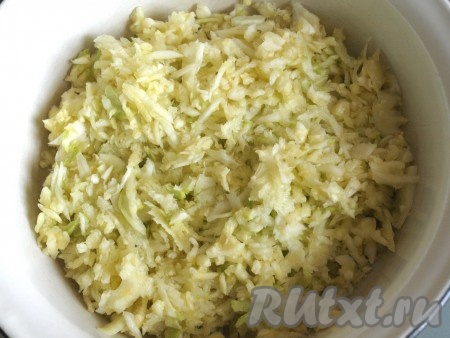 На средней тёрке натереть кабачки.