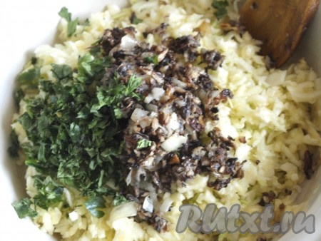 Шампиньоны натереть на тёрке, нарезать мелко лук. Обжарить их на растительном масле, остудить и добавить к кабачковой массе. Туда же добавить нарезанную мелко петрушку, соль, перец.
