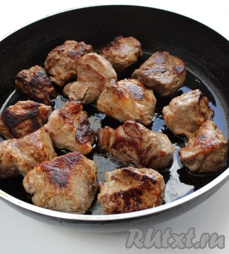 Разогреть сковороду с растительным маслом и обжарить свинину до золотистого цвета. На этом этапе мясо НЕ СОЛИТЬ, иначе соль вытянет всю влагу из мяса и оно будет сухим. И ещё один момент, чтобы мясо жарилось, а не варилось, кладите кусочки на расстояние 1-2 см друг от друга. Когда мясо приобретет золотистый цвет, посолите его и посыпьте сахаром. Убавьте огонь, перемешайте мясо, сковороду накройте крышкой и продолжайте обжаривать ещё 5-7 минут. Благодаря карамелизации сахара, свинина приобретет своеобразный шашлычный вкус.
