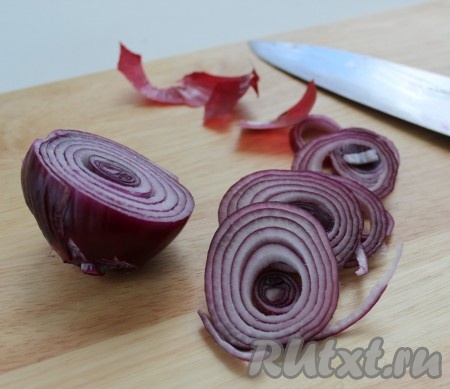 Для шашлычного соуса рекомендую использовать красный лук или белый салатный. Нашинкуем лук кольцами. Измельчим зелень, мелко порубим зубчики чеснока.
