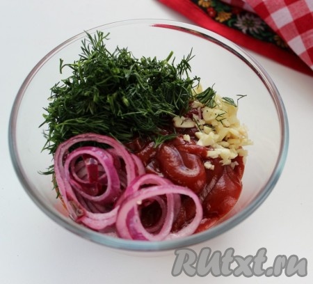Добавим к луку измельченную зелень, черный молотый перец, чеснок и перемешаем с кетчупом. В итоге этих несложных действий получим вкуснейший шашлычный соус.
