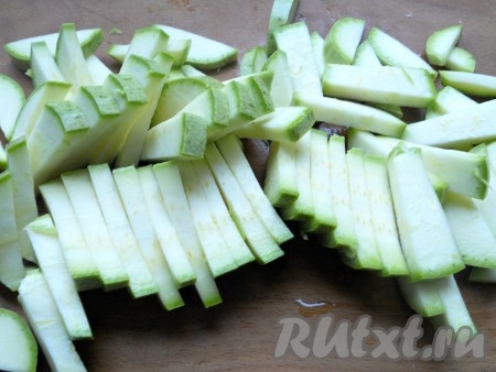 Кабачки (если кожуры у кабачков тонкая, её можно не срезать) нарезать кружками (не тонкими), затем каждый кружок - на 3 части.
