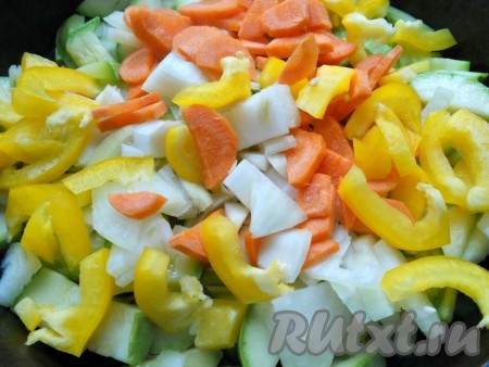 В сотейнике разогреть растительное масло, выложить кабачки, посолить и обжарить на довольно сильном огне в течение 5 минут (до слегка румяной корочки), помешивая. К обжаренным кабачкам добавить лук, морковь и нарезанный крупной соломкой сладкий перец.