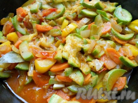Влить воду (или овощной бульон), хорошо перемешать и тушить овощи под прикрытой крышкой минут 10-12. В конце тушения добавить измельчённый чеснок и лавровый лист, перемешать.