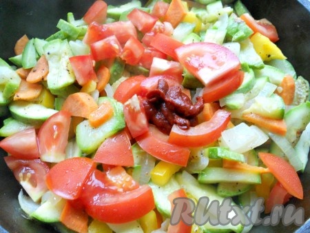 Хорошо перемешать и жарить на сильном огне 5 минут, помешивая. Далее добавить нарезанные помидоры и томатную пасту, поперчить по вкусу.
