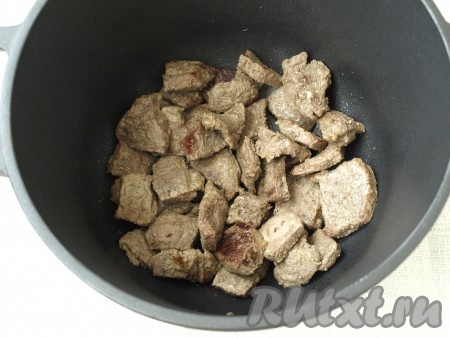 В казане разогреть сливочное масло. Мясо обжарить до румяной корочки. Лишнюю жидкость слить.