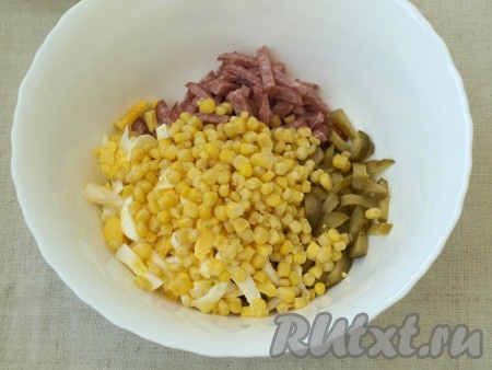 Добавить консервированную кукурузу.