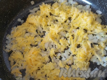 Нарезать кубиком репчатый лук, обжарить его на подсолнечном масле. Отжать от лишней жидкости оставшуюся часть кабачков и обжарить вместе с луком 3-4 минуты.
