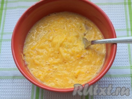 В миске взбить яйца и добавить к ним половину натёртого кабачка.
