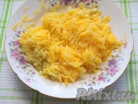 Очищенный кабачок натереть на тёрке.
