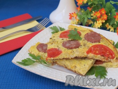 Для сытости поверх тортильи можно выложить копчёную колбасу, зелень и помидоры. Посыпать верх тортильи с кабачком прованскими травами. Жарить под закрытой крышкой на маленьком огне до готовности.
