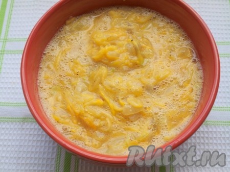 Обжаренные лук с кабачками добавить к яично-кабачковой массе. Хорошо перемешать, посолить, поперчить и выложить в разогретую сковороду.
