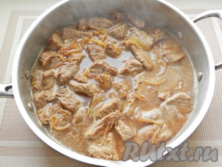 Когда мясо и лук обжарятся, влить немного горячей воды, примерно 1 стакан, и поставить тушиться на медленном огне в течение 30 минут.
