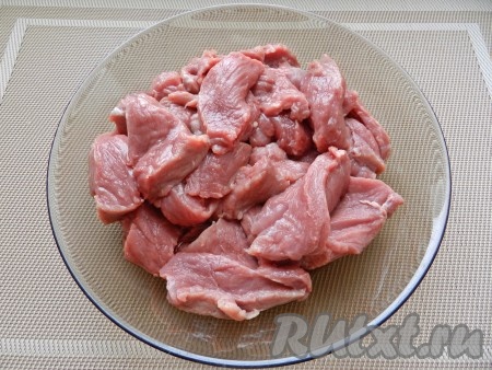Говядину вымыть, обсушить, нарезать небольшими кусочками.
