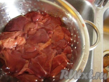 Приготовим куриную печень. Перед обжариванием, если есть лишняя жидкость, откинем печень на дуршлаг.&nbsp;