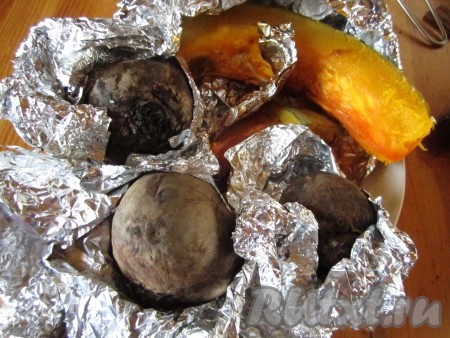 Свёкла печётся около 1 часа.