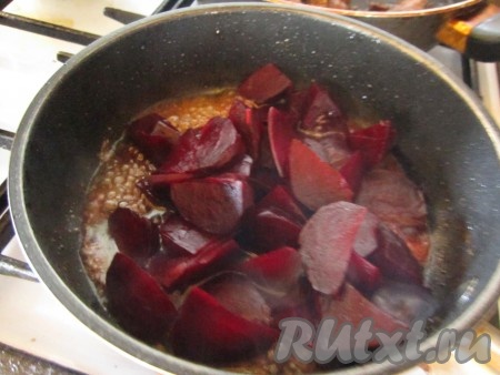 Выкладываем в соус нарезанную свёклу и тушим несколько минут, чтобы она слегка замариновалась.