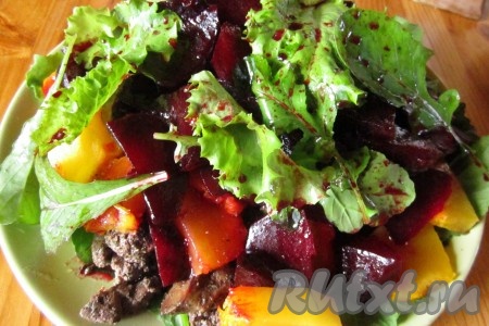 Сверху кладём немного листьев салата и поливаем всё соусом от свёклы.&nbsp;