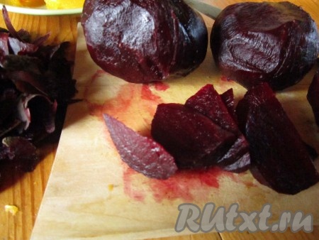 Также поступаем с запеченной свёклой. Если кому-то привычнее, можно использовать и варёную свёклу, но запеченная слаще и красивее, так как сохраняет все свои соки.
