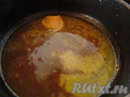 На второй сковороде разогреем примерно 3 столовые ложки оливкового масла. Вольём в сковороду сок лимона и апельсина, бальзамический уксус, добавим соль и мёд.
